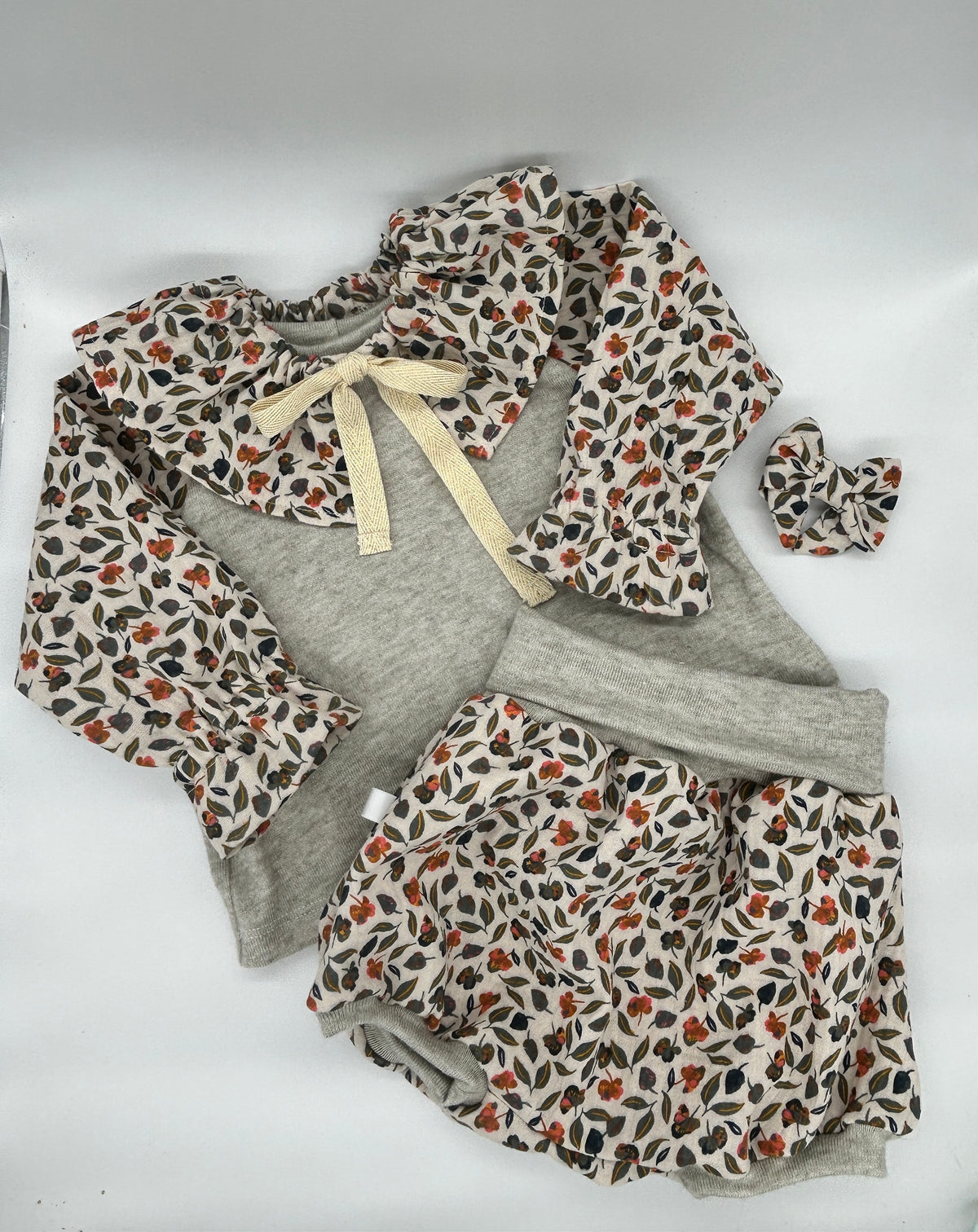 Ensemble t.6mois - pull, short, col