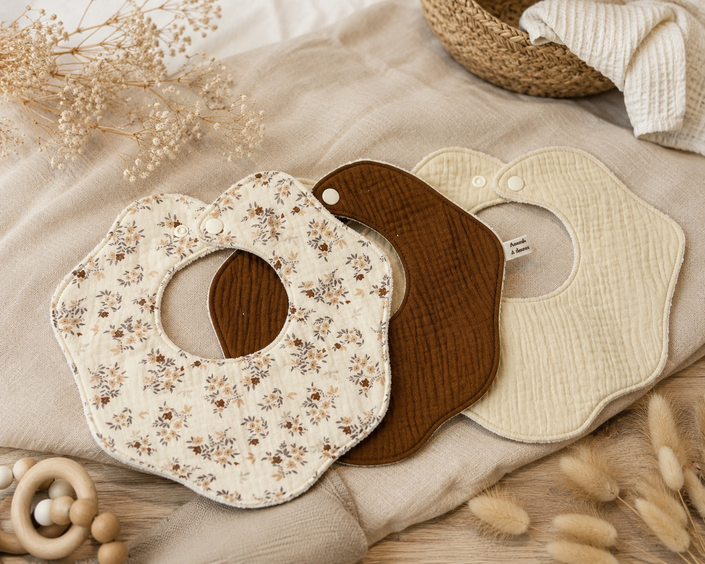 Lot 3 bavoirs -fleurs beige-